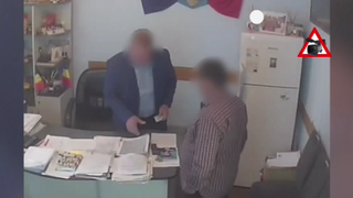 VIDEO Primarul unei comune din Teleorman, filmat în timp ce primea șpagă: anchetă anticorupție în plină desfășurare
