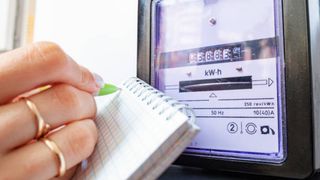 Un român a trăit 10 ani fără să plătească energia electrică. Bărbatul are acum de achitat 27.000 de euro. Ce au decis autoritățile după ce l-au prins