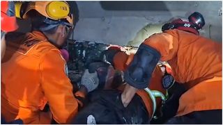 Școală prăbușită peste elevi și profesori. Cel puțin 3 morți și 38 de dispăruți