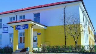 Acuzații grave la o școală din Vaslui. Mama unui elev spune că a fost bătută de către femeia de serviciu: „M-am trezit că mă ia cineva de gât şi mă loveşte”. Nici copilul nu ar fi scăpat de furia angajatei: „A venit acasă plângând, lovit la cap”