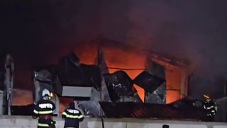 Pericol de explozie în Drobeta Turnu Severin! O hală în care se aflau mai multe butelii a fost cuprinsă de flăcări