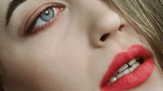 (P) Rujul Maybelline și pensulele de machiaj: secretele unui machiaj de toamnă care rezistă toată ziua