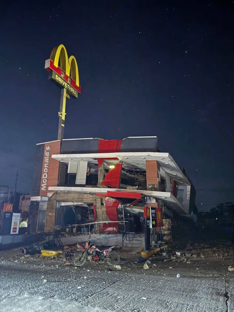 Restaurant fast-food distrus de cutremurul din Cebu, Filipine