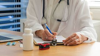 Medicii, obligați să ia lecții de caligrafie și să scrie frumos rețetele. Decizia judecătorilor luată după ce nu au putut citi un raport medical în cazul unui proces