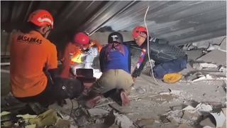 VIDEO Peste 90 de copii, prinși sub dărâmături de 48 de ore după prăbușirea școlii în care învățau. Operațiune contra-cronometru în Indonezia