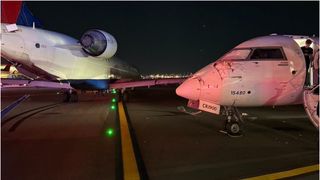 VIDEO Două avioane de pasageri s-au ciocnit pe aeroportul din New York