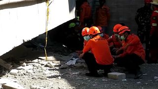 "Nu mai sunt semne de viață". Veste cumplită pentru părinții celor 60 de copii prinși sub școala prăbușită din Indonezia