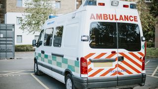 Româncă jefuită de șoferul unei ambulanțe. Femeia a fost abandonată în pielea goală pe o stradă din Italia