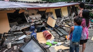 O fată de 17 ani a murit în timp ce încerca să-și salveze mama și frățiorul de două luni, în cutremurul din Indonezia