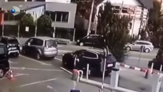 VIDEO O șoferiță neatentă, autoarea unui accident &icirc;n parcarea unui centru comercial din T&acirc;rgu Jiu