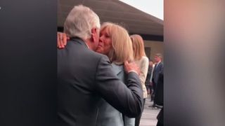 VIDEO Johnny Depp și Kate Moss strălucesc la Săptăm&acirc;na Modei de la Paris. Cum a apărut prima doamnă a Franței