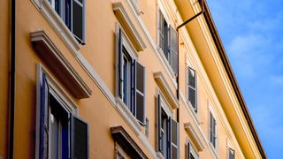 „Lasă-mă să mor!” O mamă din Italia și-a salvat fiica de 21 de ani, în ultima clipă, înainte să se arunce pe geam. A prins-o de picioare și a ținut-o atârnată pe fereastră până la sosirea poliției