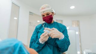 VIDEO O femeie din Timișoara, care se dădea drept medic estetician, reținută împreună cu iubitul său