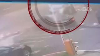 VIDEO Șofer grăbit, acuzat de agresiune după ce a luat pe capotă un pieton în București