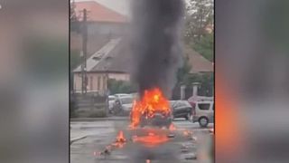 VIDEO O mașină cuprinsă de flăcări s-a deplasat nesupravegheată pe șosea. Șoferița a coborât fără să tragă frâna de mână