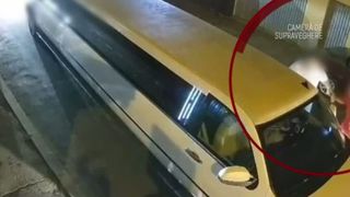 VIDEO  Un bărbat a fost arestat după un incident violent &icirc;n trafic, filmat de o cameră de supraveghere