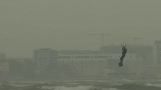 VIDEO Pasionații de kitesurfing cuceresc litoralul rom&acirc;nesc &icirc;n zilele cu v&acirc;nt puternic