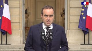 Premierul Franței a demisionat, la nici o lună de la numire. Criză prelungită pentru Macron
