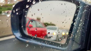 Condusul pe ploaie: 3 greșeli pe care majoritatea șoferilor le fac. Își pun viața în pericol