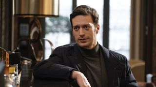 Cine este Feyyaz Şerifoğlu, actorul care cucerește inimile în serialul „Fata de la fereastră”, difuzat la Kanal D