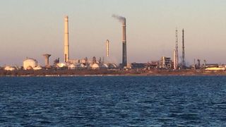 S-a dat alarma la Rafinăria Năvodari. Garda de Mediu avertizează: Substanțe periculoase ajung în sol și în aer