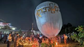 Cel puțin 40 de oameni au fost uciși la un festival budist, după ce armata a lansat mai multe bombe cu o parapantă motorizată