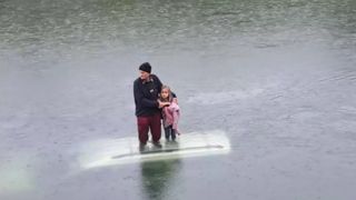 VIDEO Momentul &icirc;n care un bătr&acirc;n și o fetiță așteaptă să fie salvați din apă. S-au urcat pe plafonul mașinii cu care au căzut &icirc;ntr-un canal