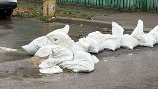 VIDEO Sacii cu nisip puși de Primărie pe șosea, rupți de constănțeni. Oamenii cred că sunt plini cu &bdquo;provizii și muniție, pentru c&acirc;nd vine armata rusă&rdquo;