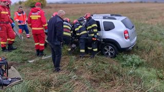 Mașina primăriței din Zorleni, lovită &icirc;n plin de un șofer de 33 de ani. Edilul a fost transportat de urgență la spital. Care este starea sa