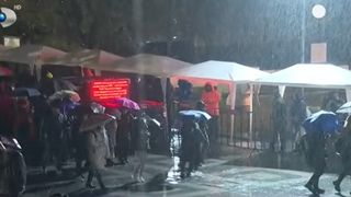 VIDEO Ciclonul Barbara nu i-a oprit pe credincioși. Mii de pelerini au plecat spre Sfânta Parascheva, în ciuda codului roșu