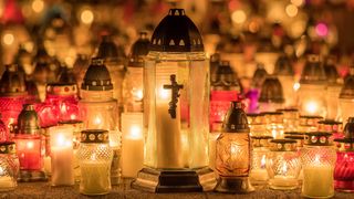 Sărbătoarea Tuturor Sfinţilor în 2025: Pe ce dată se sărbătoreşte şi ce nu este bine să faci