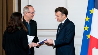 Macron prelungește agonia în Franța. Președintele va desemna un nou premier în 48 de ore