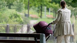 Un bebeluș de 3 luni a căzut cu tot cu cărucior într-un râu. Copilul, salvat în ultimul moment: „Eram pe pod și am fost martori la întreaga scenă”