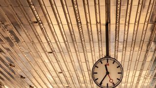 Ora de iarnă 2025: Pe ce dată trece România la ora standard a Europei de Est?