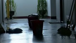 VIDEO Imagini de coșmar la Galați și Iași! Ploaia a inundat case și săli de sport. Oamenii scot apa cu gălețile