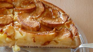 Tartă cu mere caramelizate și cremă de scorțișoară - rețetă