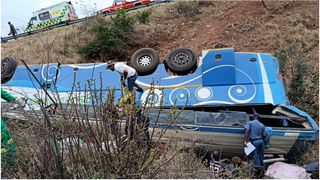 Autobuz răsturnat într-o prăpastie. Cel puțin 42 de oameni și-au pierdut viața, inclusiv 7 copii