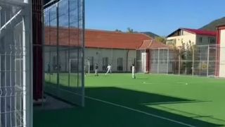 VIDEO Incident grav la o școală din Gorj! O elevă de 8 ani, rănită după ce o poartă metalică a căzut peste ea