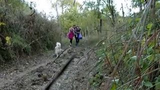 VIDEO Imaginea sărăciei din România! Doi copii din Dâmbovița parcurg zilnic 4 kilometri prin noroi pentru a ajunge la școală. Primarul, plecat la cursuri la Bruxelles
