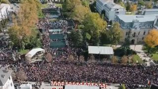 VIDEO Ultimii pelerini trec pe la racla Sfintei Parascheva, la finalul pelerinajului de la Iași. Peste 183.000 de credincioși s-au închinat la moaște