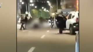 VIDEO Bătaie generală pe o stradă din Galați! Polițiștii au intervenit cu forța pentru a calma spiritele