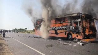 Un scurtcircuit a declanșat un incendiu într-un autobuz plin cu pasageri. Cel puțin 21 de oameni au murit