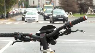 VIDEO Permis de conducere pentru trotinete și biciclete electrice. Parlamentul propune o lege pentru siguranța traficului
