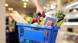 VIDEO Românii fac stocuri de alimente și produse de bază din teama scumpirilor și a incertitudinilor