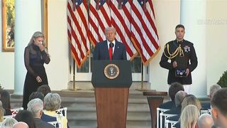 VIDEO Donald Trump îi acordă postum Medalia Prezidențială a Libertății lui Charlie Kirk