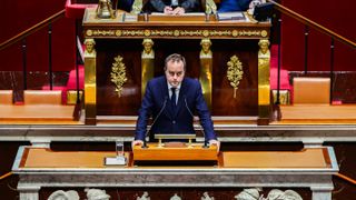 Franța evită criza politică. Guvernul a depășit două moțiuni de cenzură în Parlament