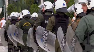 Grecia aprobă ziua de lucru de 13 ore, în ciuda protestelor extinse