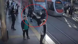 VIDEO O femeie, salvată în ultima clipă din fața tramvaiului de un agent de securitate
