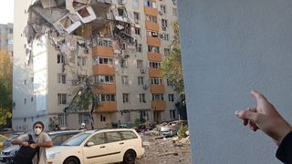 O adolescentă de 17 ani, în stare gravă după ce a căzut în gol două etaje, în urma exploziei din Sectorul 5. Celula de criză-n sănătate, activată