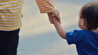 Povestea impresionantă a unui băiețel de trei ani care și-a salvat mama dintr-o criză de epilepsie: „Este un erou!”